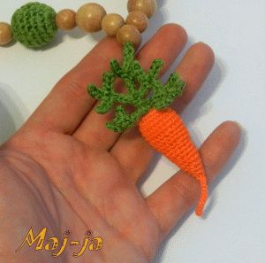 Вязаные бусы с морковкой- для праздника осени в детском саду.