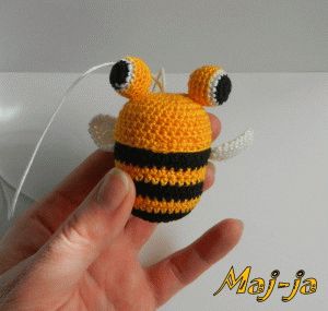 Вязаная пчелка-хранительница секретиков